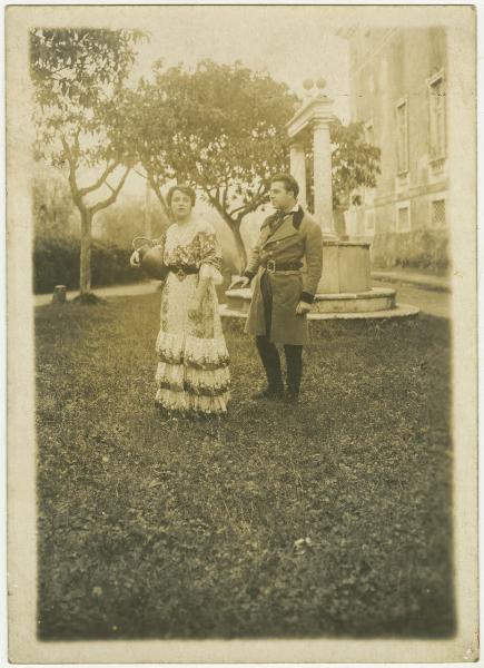 Set cinematografico de "I Pagliacci", esterno, giardino - Bianca Virginia Camagni e Annibale Ninchi, attori