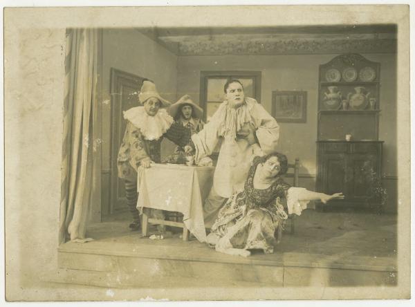 Set cinematografico de "I Pagliacci", interno, sala da pranzo - Bianca Virginia Camagni, Colombina, Paolo Colaci, pagliaccio, Umberto Zanuccoli e Achille Vitti, attori