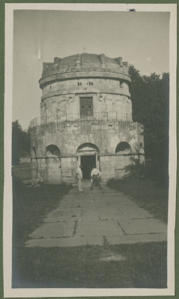 Ravenna - Mausoleo di Teodorico - Francesco Di Stefano con altri due uomini