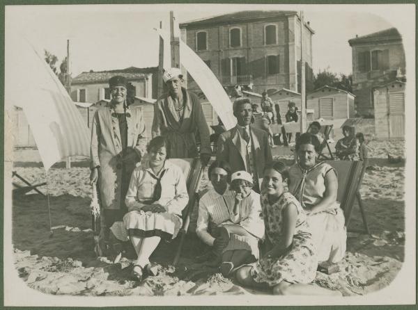 Ritratto di gruppo - Marieda Di Stefano con le sorelle Fulvia, Leli, il fratello Agostino e altre donne e uomo sulla spiaggia - Cattolica