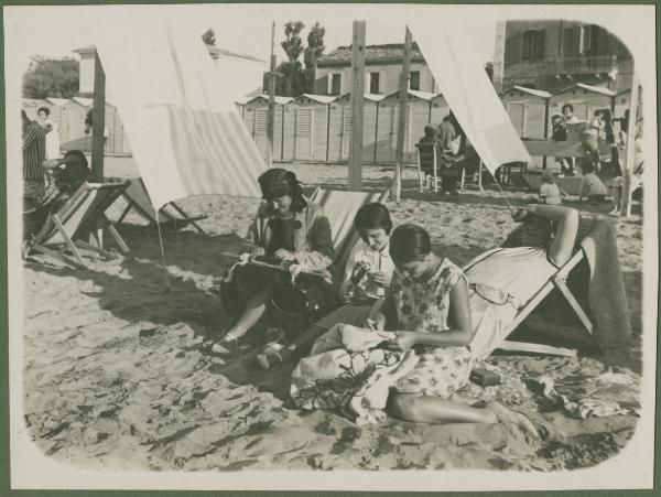Ritratto di gruppo femminile - Marieda Di Stefano con le sorelle Fulvia, Leli e altra donna sulla spiaggia - Cucito, ricamo - Cattolica