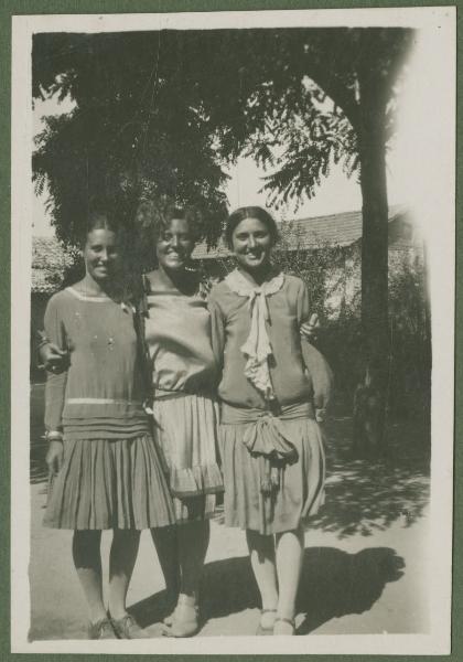 Ritratto di gruppo femminile - Marieda Di Stefano con le sorelle Leli e Fulvia - Ravenna