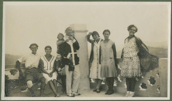 Ritratto di gruppo - Marieda Di Stefano con il fratello Agostino, le sorelle Fulvia, Leli e altra coppia con bambina su una terrazza - Gabicce Mare