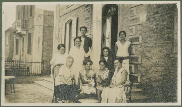 Ritratto di gruppo - Marieda Di Stefano con le sorelle Fulvia e Leli con altre donne e ragazzo - Cattolica - Abitazione, ingresso esterno