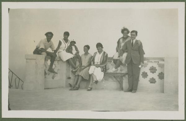 Ritratto di gruppo - Marieda Di Stefano con Antonio Boschi, il fratello Agostino, le sorelle Fulvia, Leli e altra donna con bambina su una terrazza - Gabicce Mare