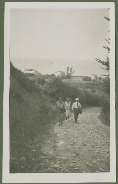 Ritratto di gruppo - Marieda Di Stefano con Antonio Boschi e altra donna su una strada - Gabicce Mare - Veduta del mare