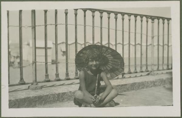 Ritratto infantile - Bambina seduta con ombrello - Gabicce Mare - Spiaggia