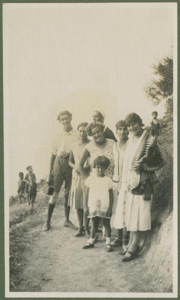 Ritratto di gruppo - Marieda Di Stefano con il fratello Agostino, le sorelle Leli, Fulvia e altra coppia con bambina su un sentiero - Gabicce Mare