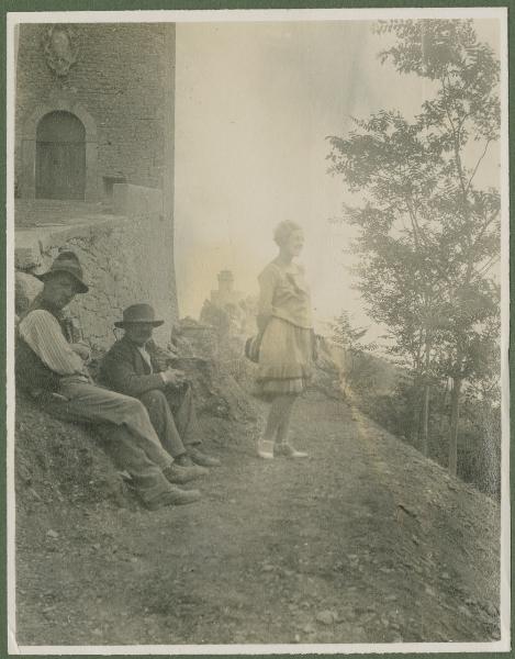 Ritratto di gruppo - Marieda Di Stefano con due anziani su un sentiero - San Marino