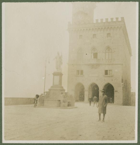 Ritratto femminile - Marieda Di Stefano - San Marino - Piazza della Libertà - Palazzo Pubblico - Statua della Libertà