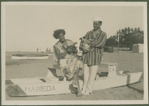 Ritratto di coppia - Marieda Di Stefano con gatto e Antonio Boschi con cane sulla spiaggia, pattino - Cattolica