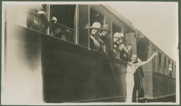 Ritratto di gruppo - Marieda Di Stefano con la sorella Leli e altri ragazzi ai finestrini di un treno - Finale Ligure, Varigotti - Stazione ferroviaria