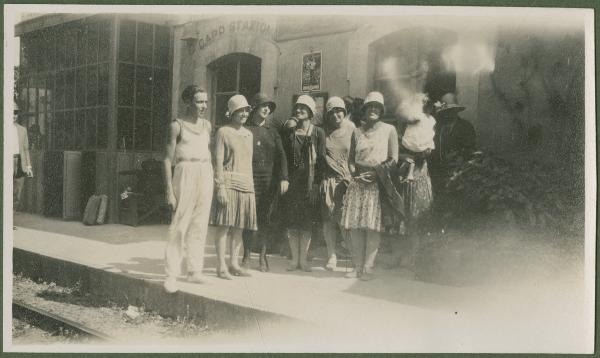 Ritratto di gruppo - Marieda Di Stefano con la sorella Leli e altri ragazzi sul binario - Finale Ligure, Varigotti - Stazione ferroviaria