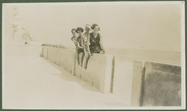 Ritratto di gruppo - Marieda Di Stefano con le sorelle Leli, Fulvia e altra ragazza sedute su un muretto - Finale Ligure, Varigotti - Mare