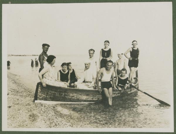 Ritratto di gruppo - Marieda Di Stefano con le sorelle Leli, Fulvia e altre persone su una barca - Finale Ligure, Varigotti - Mare