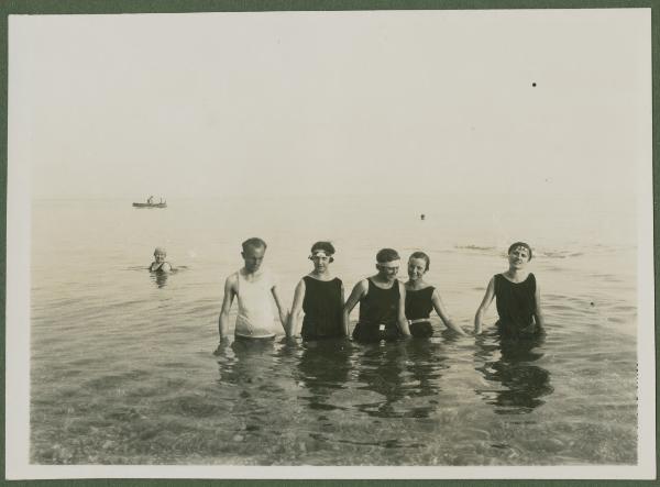 Ritratto di gruppo - Marieda Di Stefano con la sorella Fulvia e altri ragazzi nel mare - Finale Ligure, Varigotti