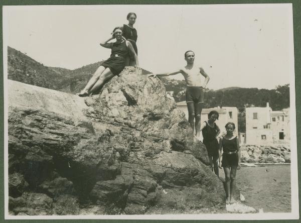 Ritratto di gruppo - Marieda di Stefano con la sorella Leli e altri ragazzi sugli scogli - Finale Ligure, Varigotti