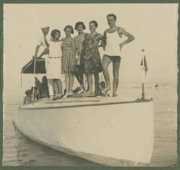 Ritratto di gruppo - Ledi Di Stefano con altre persone su una barca - Finale Ligure, Varigotti - Mare