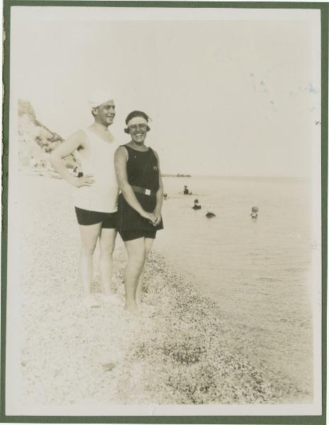 Ritratto di coppia - Marieda Di Stefano con il marito Antonio Boschi sulla spiaggia - Finale Ligure, Varigotti - Mare