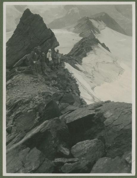 Ritratto di gruppo - Uomini e donne in vetta - Valfurva - Pizzo Tresero - Montagna, neve - Escursione alpinistica