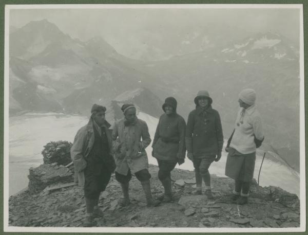 Ritratto di gruppo - Marieda Di Stefano con altre persone - Valfurva - Pizzo Tresero, ghiacciaio - Montagna, escursione alpinistica