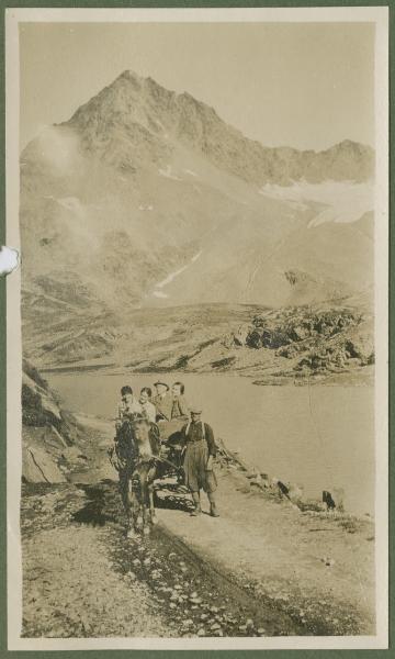 Ritratto di gruppo - Francesco Di Stefano con le figlie Leli, Fulvia e altra donna su un carrozza - Passo di Gavia - Montagna, lago