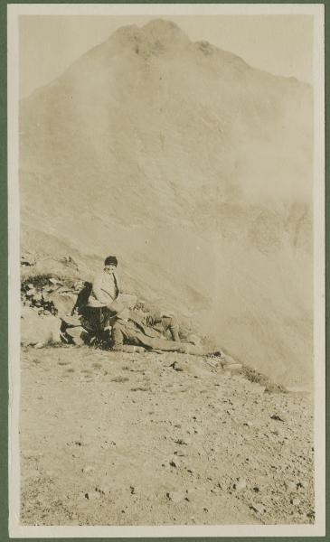 Ritratto di coppia - Francesco Di Stefano sdraiato con una donna - Passo di Gavia - Montagna