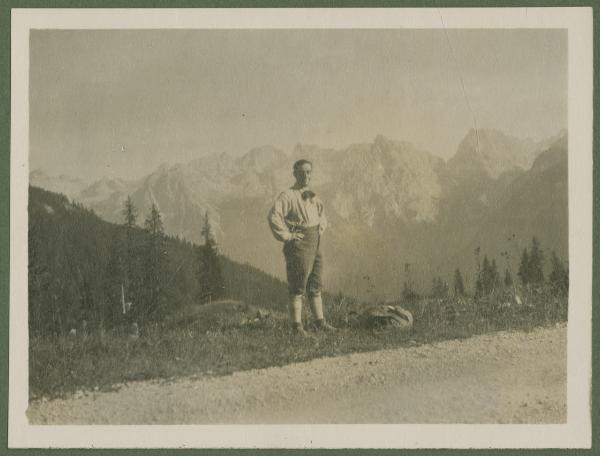 Ritratto maschile - Antonio Boschi su un sentiero - Montagna - Escursione alpinistica