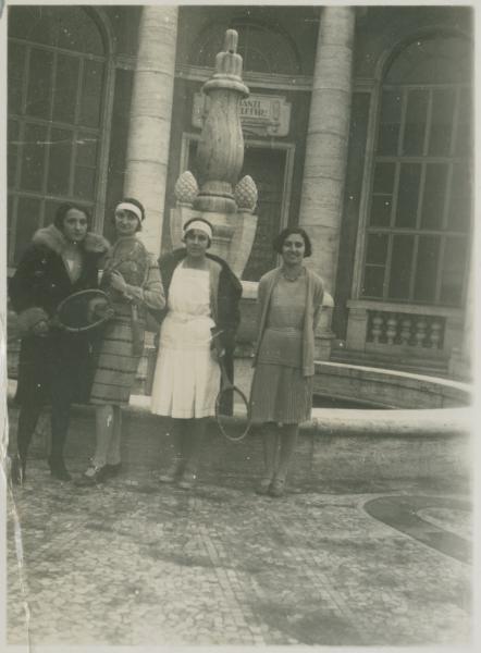 Ritratto di gruppo femminile - Marieda Di Stefano con la sorella Fulvia e altre ragazze davanti alla fontana del tennis club - Esterno