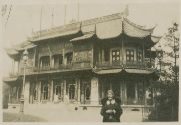 Ritratto femminile - Marieda Di Stefano davanti al Padiglione Cinese - Bruxelles - Castello Laeken