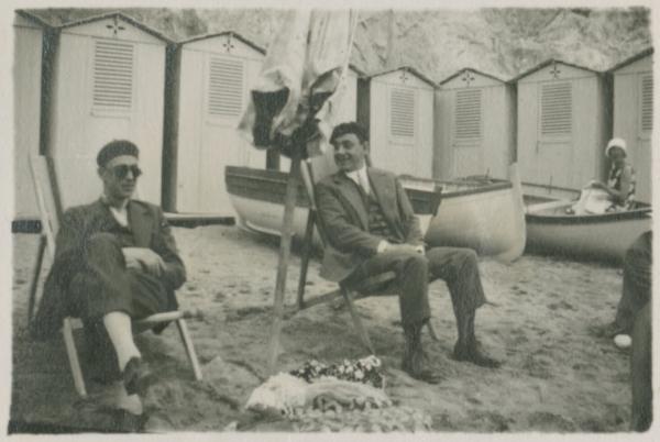 Ritratto maschile - Cesare Mendini e Antonio Boschi seduti - Mare, spiaggia