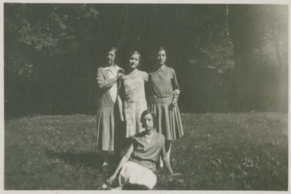 Ritratto di gruppo femminile - Marieda Di Stefano con altre tre ragazze e una donna in un prato - Montagna