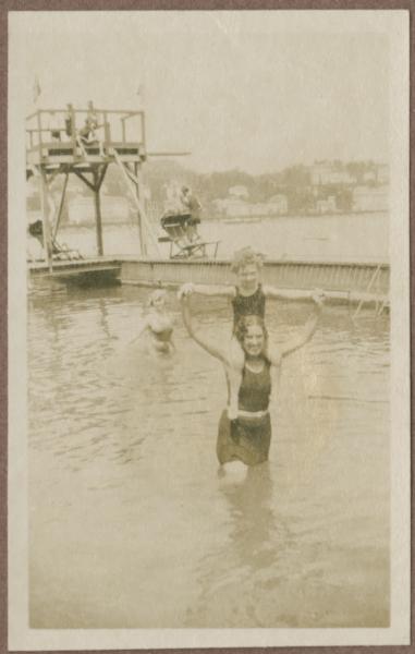 Ritratto di famiglia - Marieda Di Stefano con Gigi Bosisio sulle spalle in acqua - Lugano - Lago