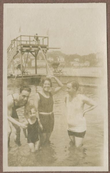 Ritratto di gruppo - Antonio Boschi con la moglie Marieda Di Stefano, Cesare Mendini e Gigi Bosisio nell'acqua - Lugano - Lago