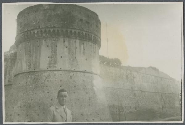 Ritratto maschile - Antonio Boschi davanti alla Torre Comandante - Crotone - Castello di Carlo V