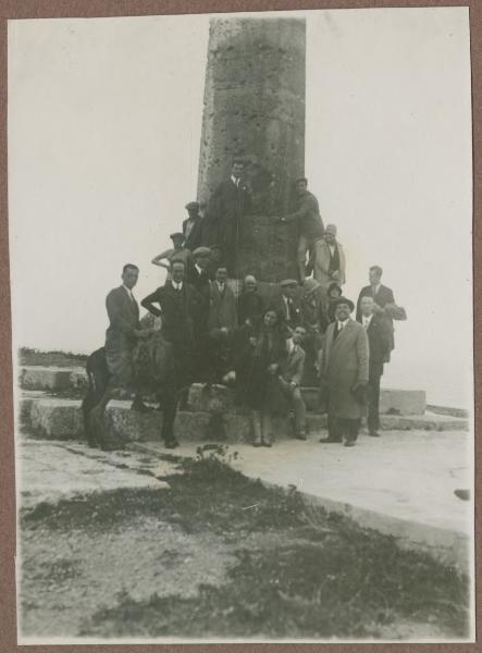 Ritratto di gruppo - Marieda Di Stefano con il marito Antonio Boschi e altre persone - Crotone, Capo Colonna - Tempio di Hera Lacinia - Colonna