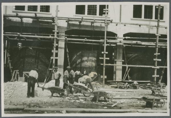 Crotone - Gruppo di uomini, operai - Edificio industriale - Cantiere