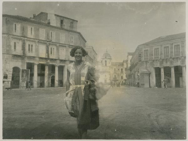 Ritratto femminile - Marieda Di Stefano - Crotone - Piazza Pitagora