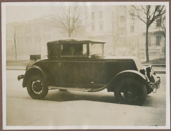 Ritratto femminile - Marieda Di Stefano dentro Automobile Renault Monasix cabriolet - Milano, strada