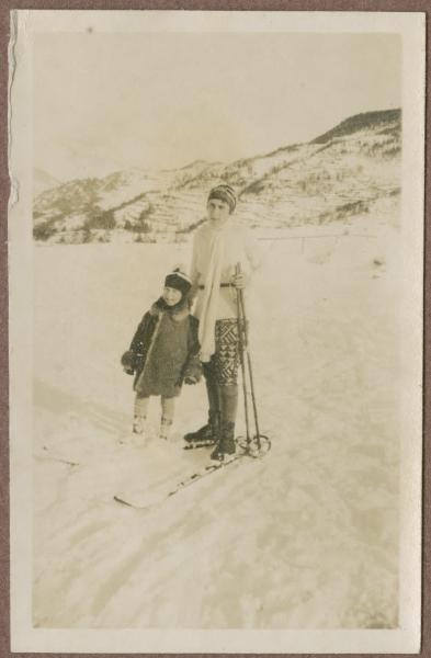 Ritratto di famiglia - Mariuccia Mendini con Gigi Bosisio sulle piste da sci - Neve - Sauze D'Oulx