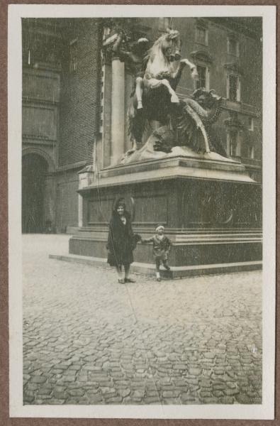 Ritratto di famiglia - Marieda Di Stefano con Gigi Bosisio davanti alla statua di San Giorgio che sconfigge il dragone - Berlino