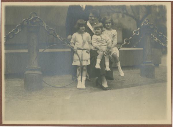 Ritratto di famiglia - Donna con bambine sedute su una corda - Esterno
