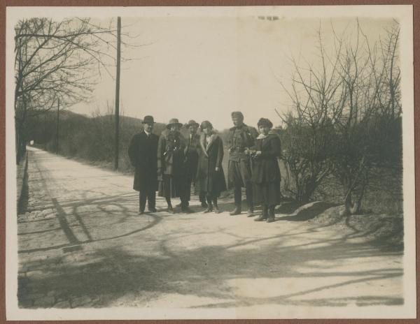 Ritratto di gruppo - Antonio Boschi con altre persone e militare - Esterno - Strada