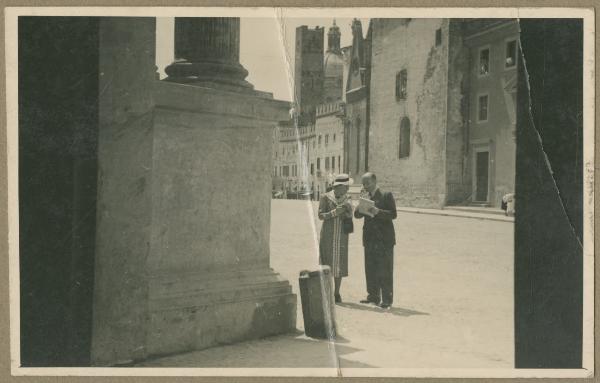 Mantova - Piazza Sordello - Ritratto di coppia - Marieda Di Stefano con uomo