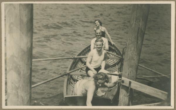 Ritratto di gruppo - Marieda Di Stefano con altra donna e due uomini su una barca - Pontile - Lago di Garda