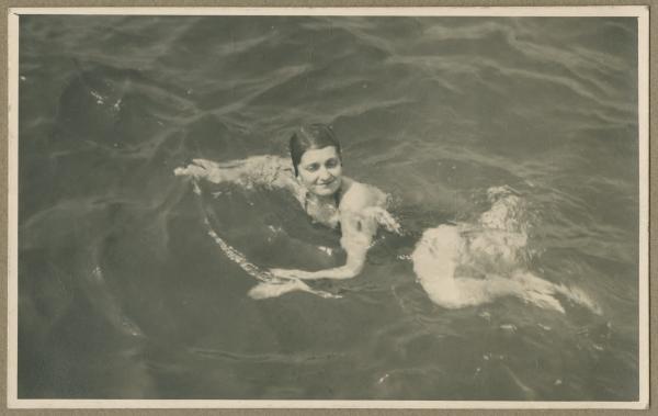 Ritratto femminile - Donna in acqua - Lago di Garda
