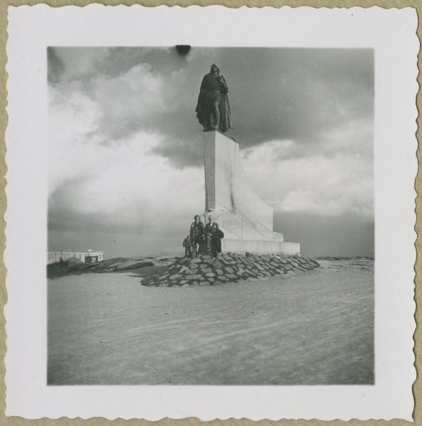 Ritratto di coppia - Marieda Di Stefano con uomo - Reykjavik - Statua di Leif Eriksson