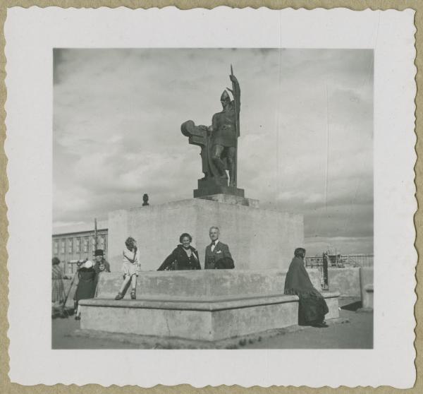 Ritratto di coppia - Marieda Di Stefano con uomo - Reykjavik - Statua di Ingólfur Arnarson