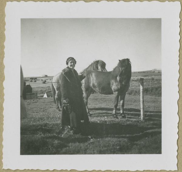 Ritratto femminile - Marieda Di Stefano con pony - Laugar - Sorgente termale - Prato