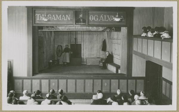 Isole Faroe, Tórshavn - Teatro Sjónleikarhúsið - Spettacolo - Attori in scena - Pubblico in platea e in balconata